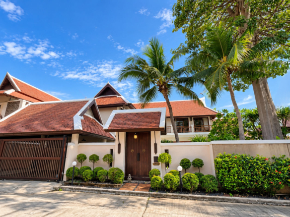 5 Bedroom Thai Bali Pool Villa for Sale in Jomtien