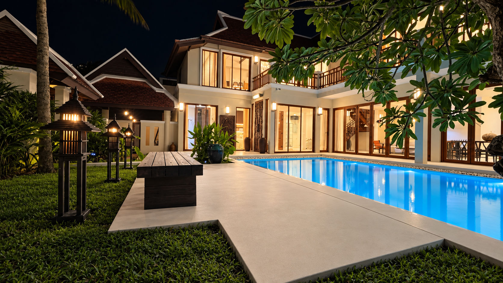 Beautiful Pattaya Thai Bali villa pool by night