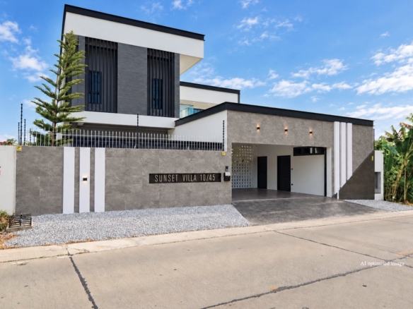 Luxury 6-Bedroom Pool Villa For Sale Near Pattaya City