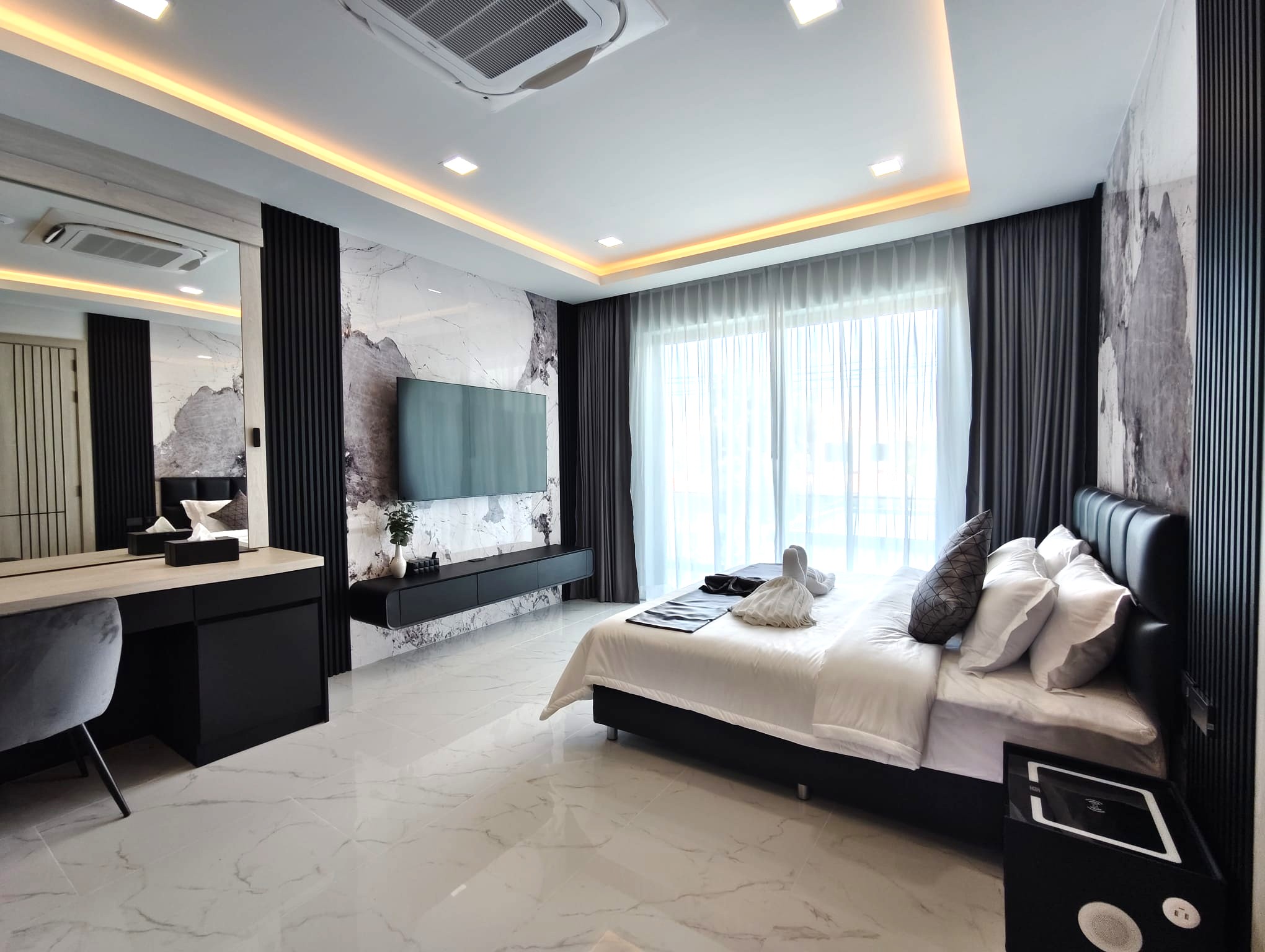 Luxury 6-Bedroom Pool Villa For Sale Near Pattaya City