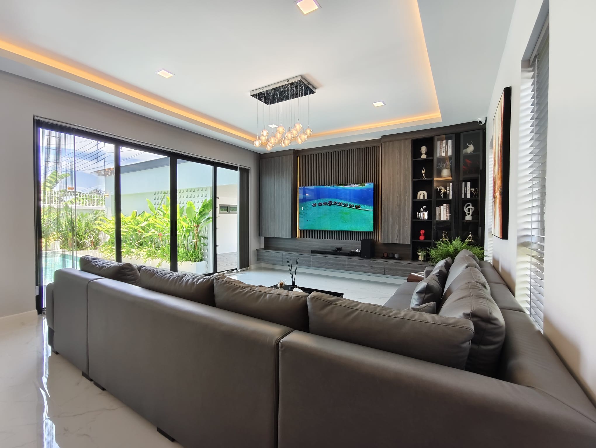 Luxury 6-Bedroom Pool Villa For Sale Near Pattaya City