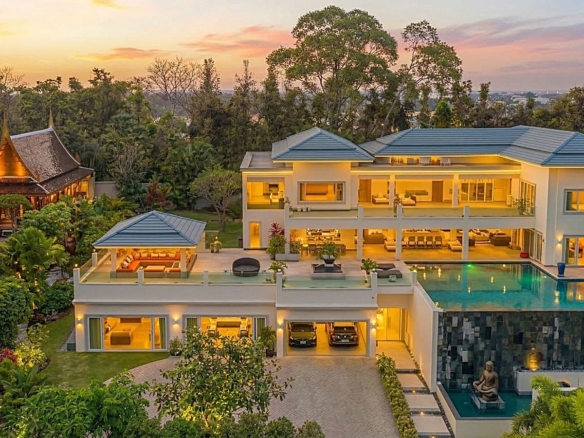Stunning hilltop night view residence in Siam Royal View Pattaya
