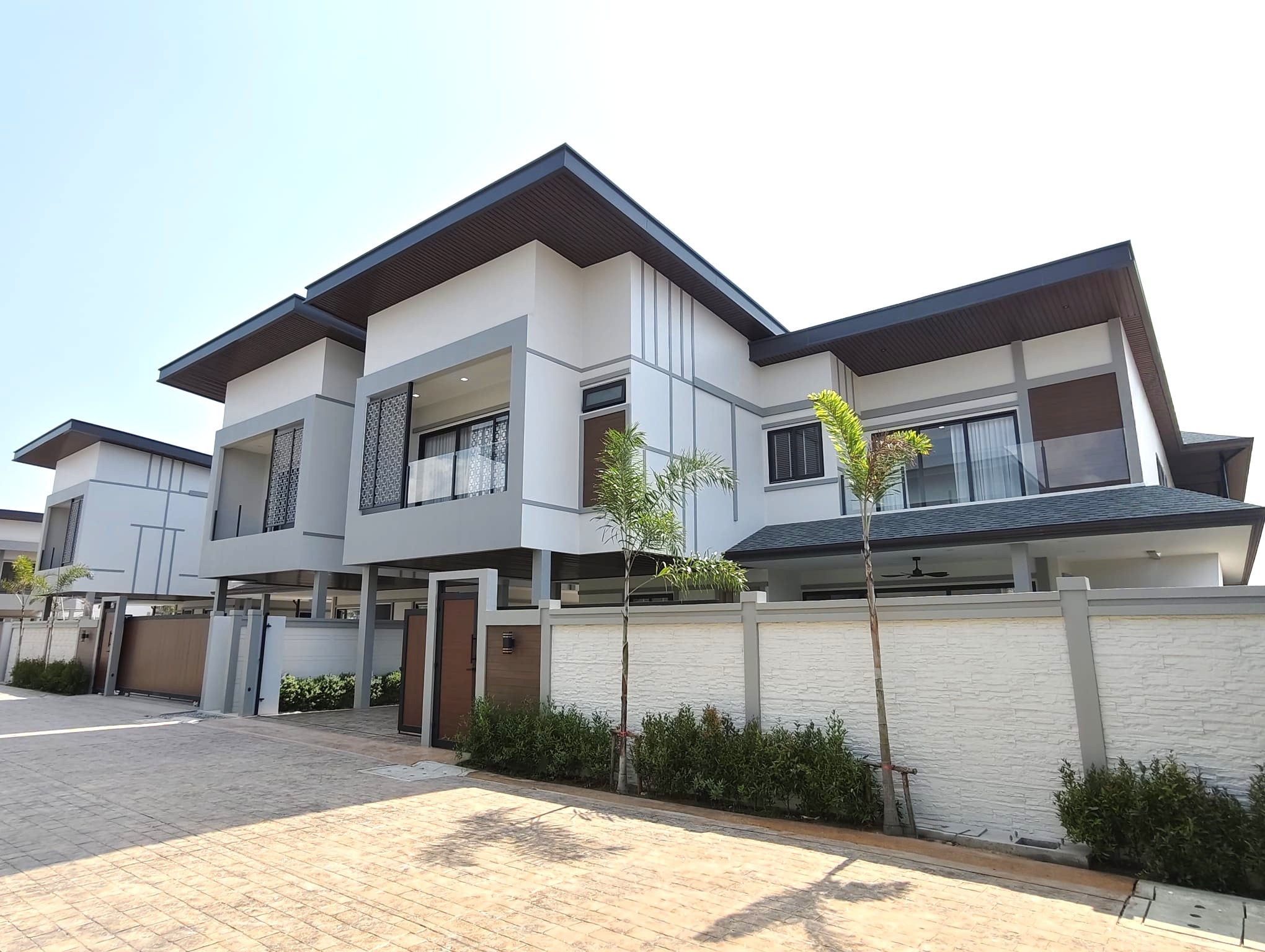 New 3 bedroom pool villa Jomtien